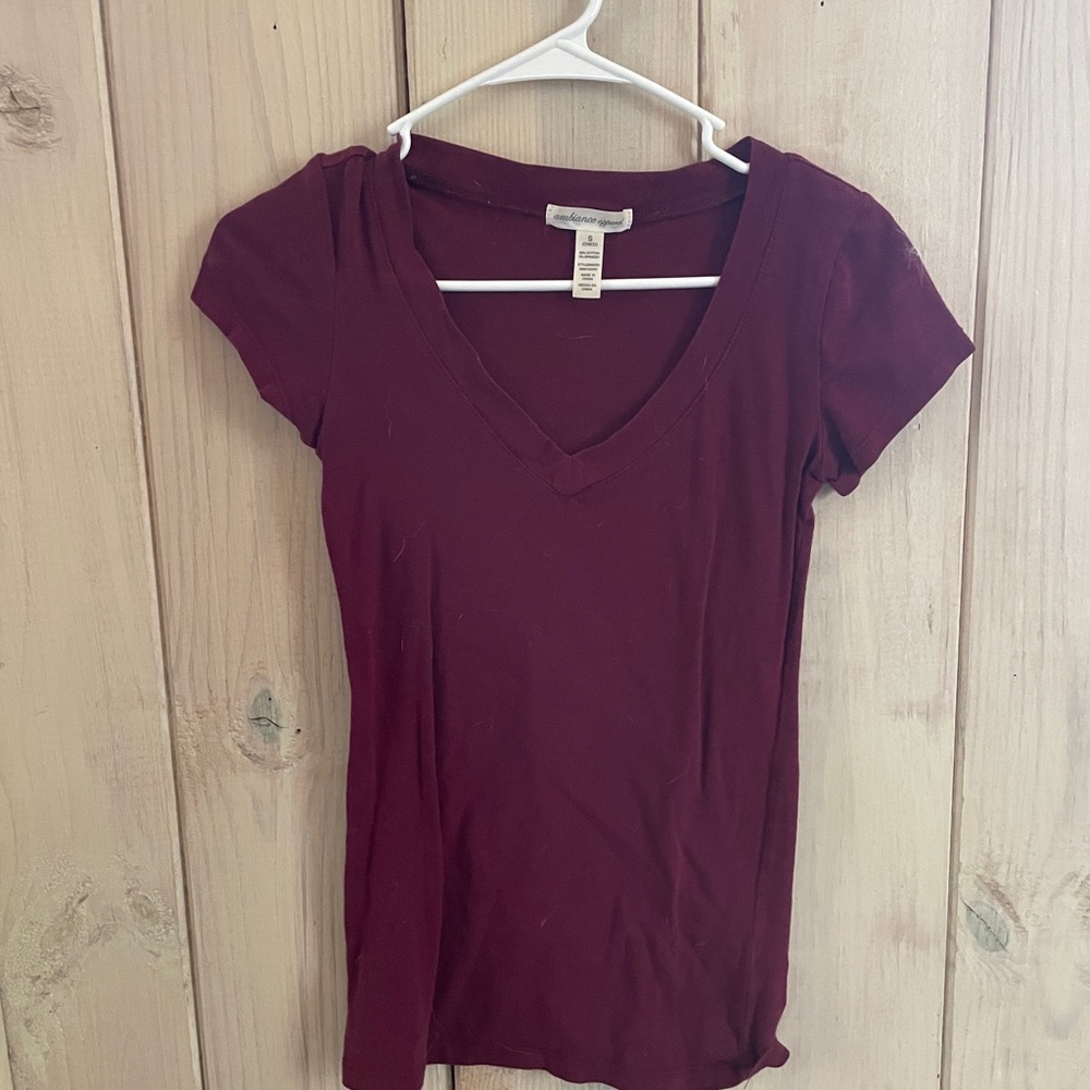 Maroon t shirt.